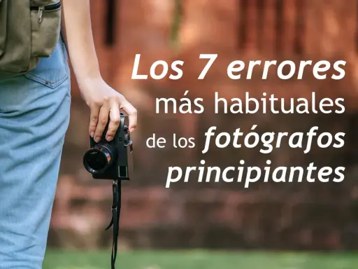 Persona con cámara lista para aprender fotografía. Los 7 errores más habituales de los fotógrafos principiantes.