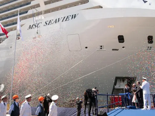 MSC Seaview, un gigante del mare, celebra il suo varo con una pioggia di coriandoli. L'altezza della nave è impressionante.