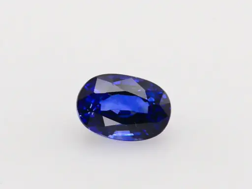 Zaffiro Ceylon, un blu intenso che evoca saggezza e serenità. Il suo significato è legato alla verità e alla lealtà.