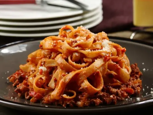 Spaghetti bolognese z winem: sekret mistrzowskiego smaku ragù?
