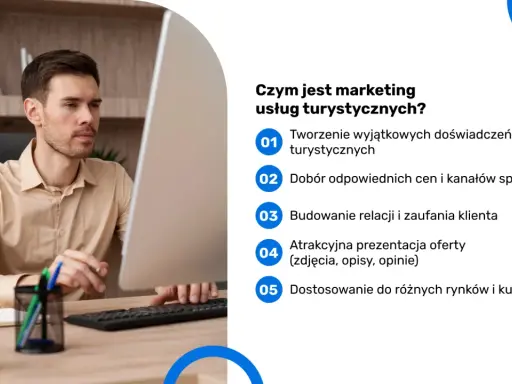 Mężczyzna pracuje przy komputerze, planując kampanię email marketingową dla branży turystycznej.