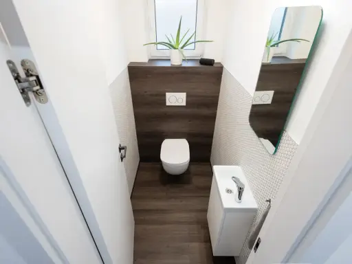 Un bagno piccolo con WC, lavandino compatto e specchio. Ottime idee per sfruttare al meglio lo spazio.