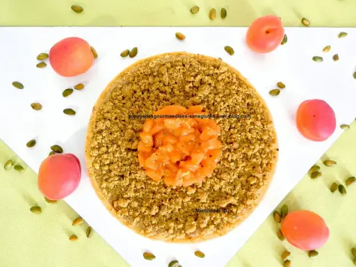 Tarte abricot pistache, une gourmandise aux couleurs vives, parsemée de pistaches et de fruits frais.