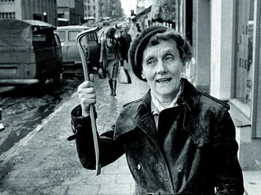 Uśmiechnięta kobieta z łomem w ręku, jakby gotowa do przygód rodem z powieści Astrid Lindgren.