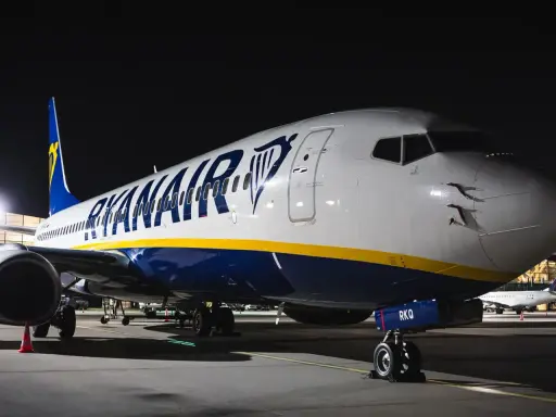 Samolot Ryanair gotowy do lotu z Wrocławia do Gdańska.