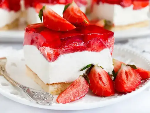 Pyszny biszkopt z truskawkami i mascarpone, oblany galaretką. Letni deser idealny na każdą okazję.