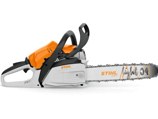 Motosierra Stihl blanca y naranja, modelo Light 04. La segunda marca de Stihl, lista para el trabajo.
