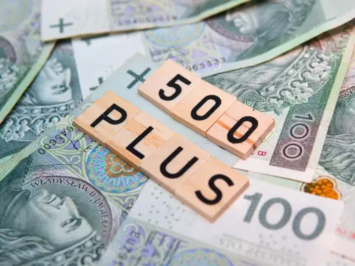 Litery układają się w napis "500 PLUS" na tle polskich banknotów. To symbol wsparcia finansowego, które może pomóc seniorom w codziennym życiu.