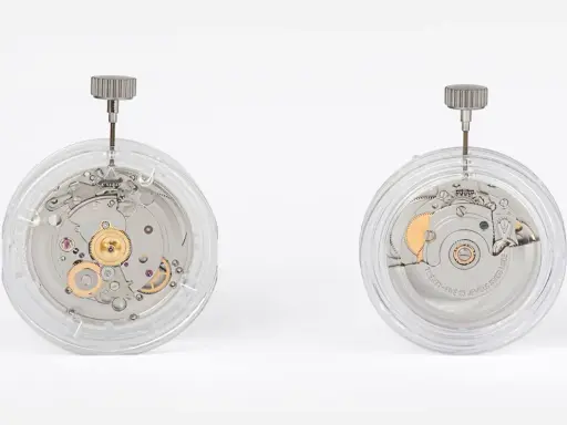 Due movimenti meccanici per orologi, uno a sinistra con ingranaggi dorati visibili, l'altro a destra con la scritta "ETA 2824 TWENTY-FIVE JEWELS SWISS MADE".