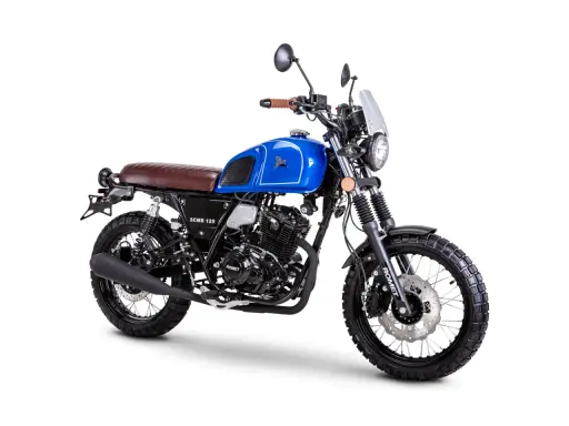 Niebieski motocykl Romet SCMB 125 w stylu scrambler, z brązowym siedzeniem i oponami terenowymi.
