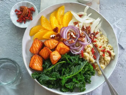 Ein bunter Salat mit Lachs, Grünkohl, Orange, Fenchel, Zwiebeln, Pekannüssen und Goji-Beeren. Einfach und lecker!