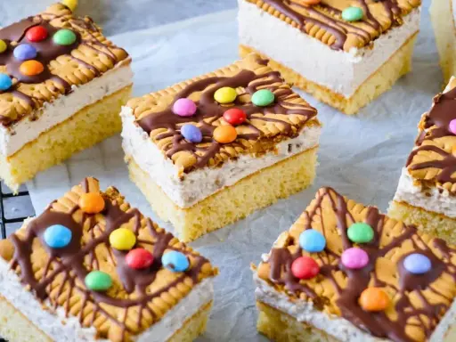 Bunte Geburtstagskuchen für Kinder, dekoriert mit Keksen, Schokolade und bunten Smarties.