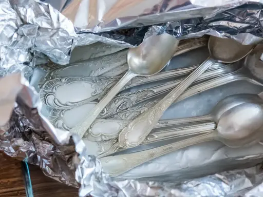 Sztućce w folii aluminiowej, gotowe do czyszczenia. Zobacz, jak wyczyścić srebro folią aluminiową, aby odzyskać blask.