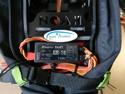 Graupner HOTT GR-16 Empfänger mit 2,4 GHz Technologie, Teil des "NOAH" Projekts von Para Aviation.