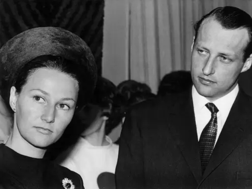 Królowa Sonja i król Harald V, przyszli władcy Norwegii, na oficjalnym spotkaniu.