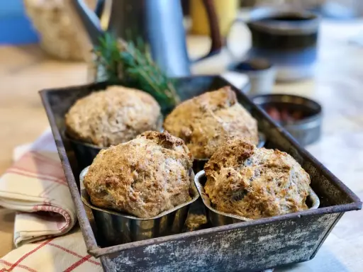 Nybakade grahamsbullar i en gammal form, redo att avnjutas. Ett perfekt grahamsbullar recept för fika.