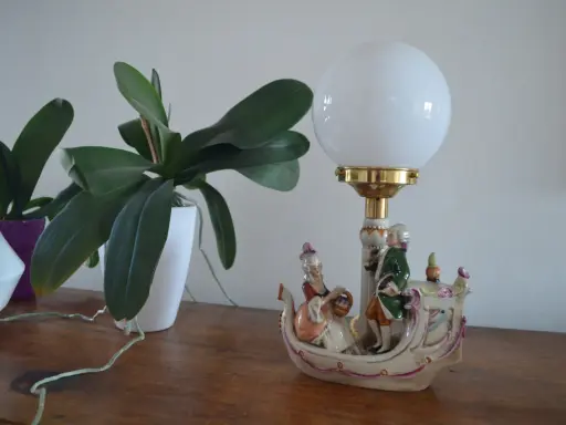 Lampe céramique vintage avec figurines rococo et orchidées.