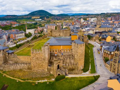 Castillo de Ponferrada, un lugar histórico que invita a descubrir pueblos bonitos cerca de Ponferrada.