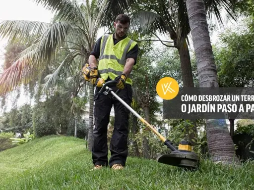 Hombre con desbrozadora, listo para desbrozar a mano un terreno cubierto de hierba y palmeras.