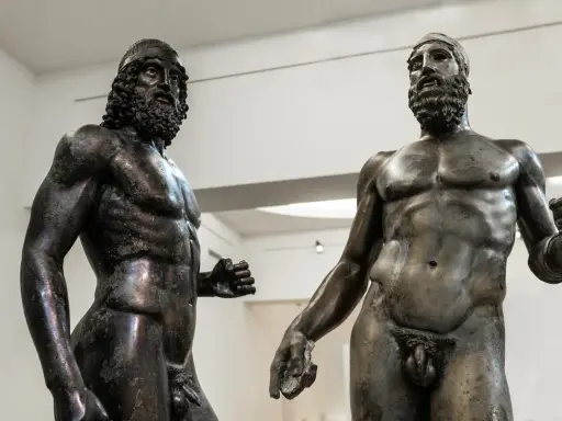 Bronzi di Riace, simbolo Calabria, guerrieri antichi che raccontano storie di forza e coraggio.