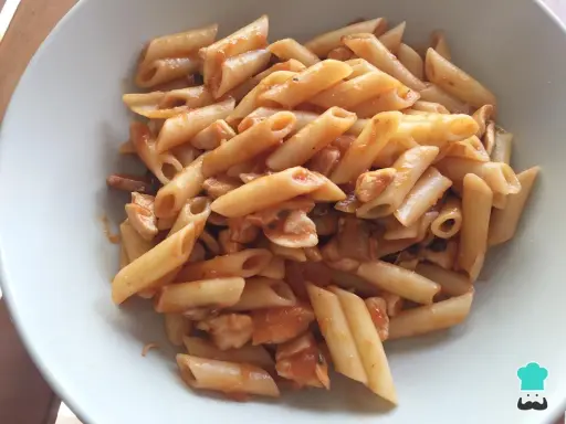 Macarrones con pollo en salsa roja, un plato casero y delicioso.