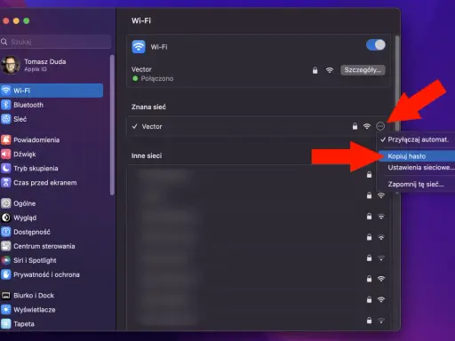 Ekran komputera z menu Wi-Fi, gdzie czerwona strzałka wskazuje opcję "Kopiuj hasło".