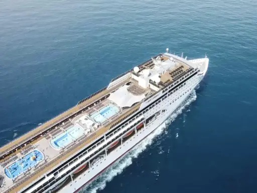 La MSC Lirica, con la sua imponente lunghezza, solca le acque blu. La nave da crociera offre ponti con piscine e aree relax.