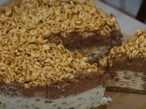 Tort z batoników Kinder: zachwyć prezentem bez pieczenia!