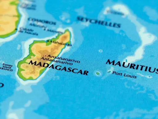 Mapa pokazuje, gdzie leży Mauritius – na Oceanie Indyjskim, na wschód od Madagaskaru.