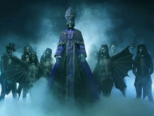 Ghost-medlemmar i mystisk dimma, redo för sitt nya album.