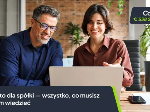 Uśmiechnięci ludzie przy laptopie omawiają konto dla spółki z o.o. Wszystko, co musisz wiedzieć o finansach firmy.