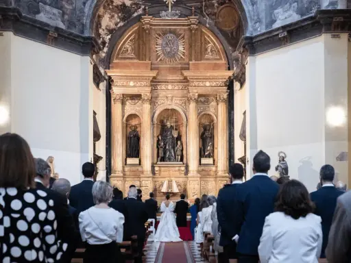 Boda en la iglesia. La novia y el novio se dan el "sí, quiero" ante el altar. ¿Cuántas veces te puedes casar por la iglesia?