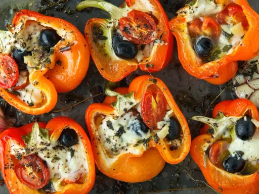 Poivrons farcis au fromage, tomates et olives, prêts pour une délicieuse recette poivron.