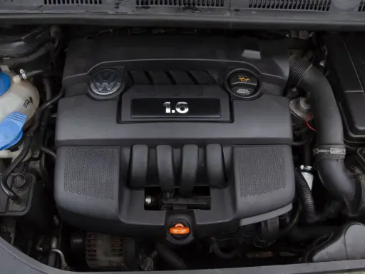 Silnik 1.6 MPI Volkswagena, widoczny pod maską, gotowy do pracy.