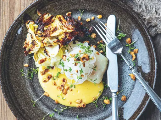 Lyxig torskrygg med rostad kål, nötter och en krämig sås. Ett recept som garanterat imponerar.