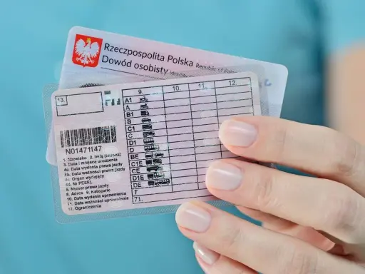 Polskie prawo jazdy i dowód osobisty. Kiedy można zdawać egzamin praktyczny na prawo jazdy? Sprawdź datę wydania uprawnień.
