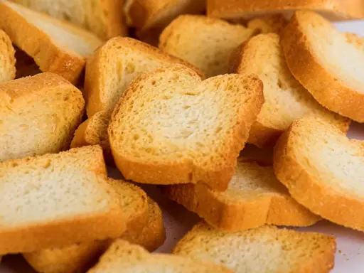 Ein Haufen knuspriger Zwieback-Scheiben. Ob zwieback gesund ist, hängt von den Zutaten ab, aber er ist ein beliebter Snack.