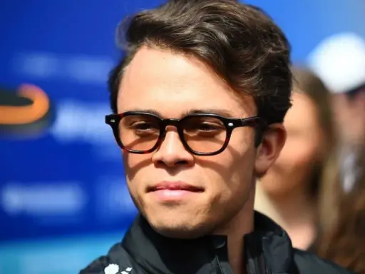 Nyck de Vries, mit seiner charakteristischen Brille, blickt nachdenklich in die Kamera. Hinter ihm verschwimmt eine blaue Wand.