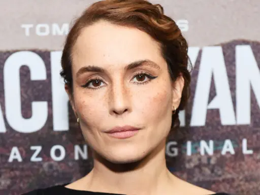 Noomi Rapace med fregnar och eyeliner, i bakgrunden syns texten "JACK RYAN AMAZON ORIGINAL".