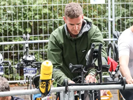 Vorbereitung auf den **triathlon kurzdistanz**: Athleten checken ihre Rennräder, Helme und Trinkflaschen.