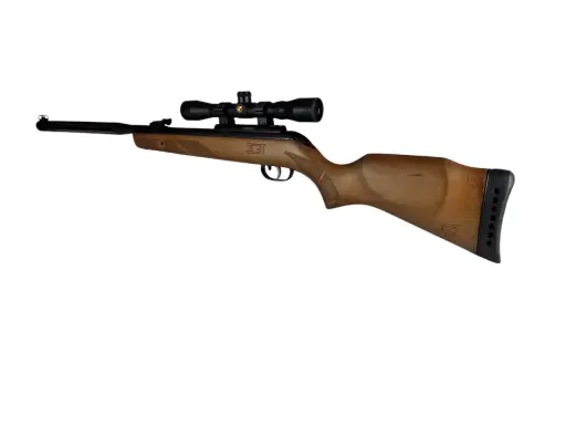 Wiatrówka Gamo Hunter Maxxim IGT 4.5 mm z lunetą, gotowa do akcji.