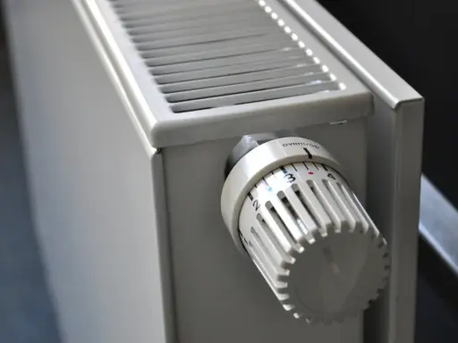 Termostato de un calefactor sin electricidad, ajustando la temperatura para un hogar acogedor.