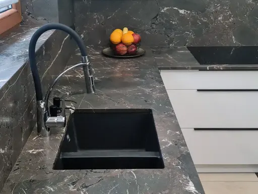 Granit czy konglomerat? Co wybrać na blat, parapet, schody?