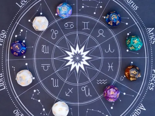 Kości do gry z symbolami zodiaku i numerologiczna 2 z 11.