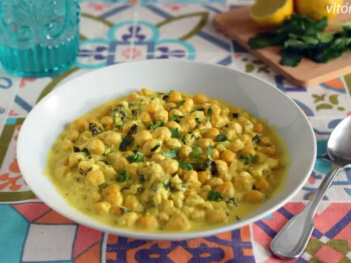 Un cremoso plato de garbanzos en salsa amarilla, con hierbas frescas picadas. ¡Un sabor italiano que te encantará!