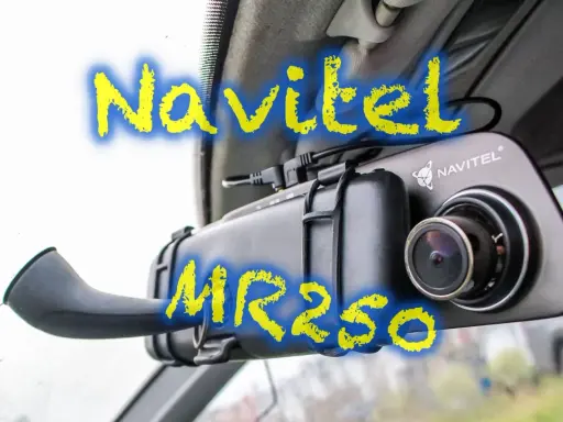 Kamera samochodowa Navitel MR250 zasilana z lusterka.