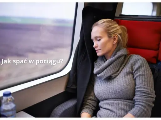 Kobieta odpoczywa, śpiąc w pociągu. Obok niej butelka wody, a za oknem rozmyty krajobraz.