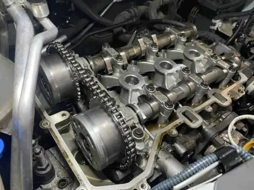 Silnik Peugeot 207 1.4 benzyna. Widoczne koła zębate i łańcuch rozrządu. Wymiana rozrządu co ile?