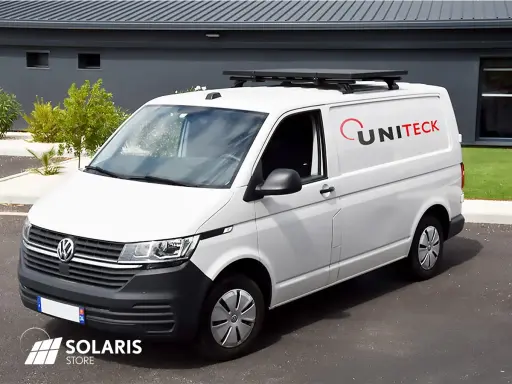 Un fourgon blanc avec un panneau solaire sur barre de toit. Le logo UNITECK est visible sur le côté.