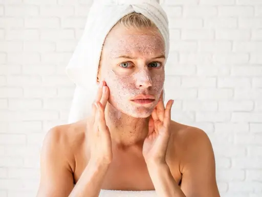 Vianek Rewitalizująca Maseczka-Peeling: Sekret promiennej cery?